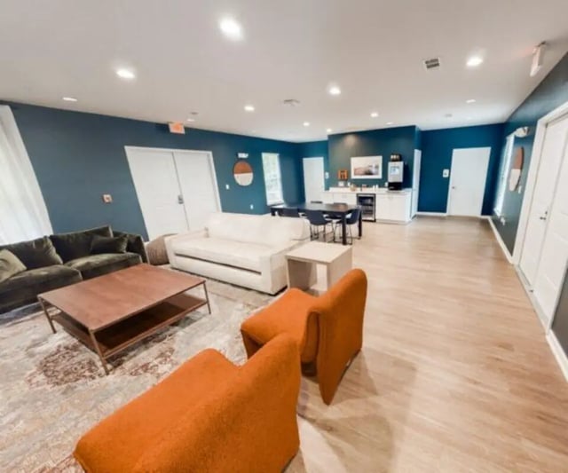 Dark green and white sofas coffee table living room at The Hamptons Statesboro in Statesboro Student Accommodation