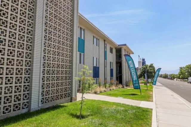 Apartment building with now leasing flags exterior at Stadium150 Apartments in Provo Student Accommodation