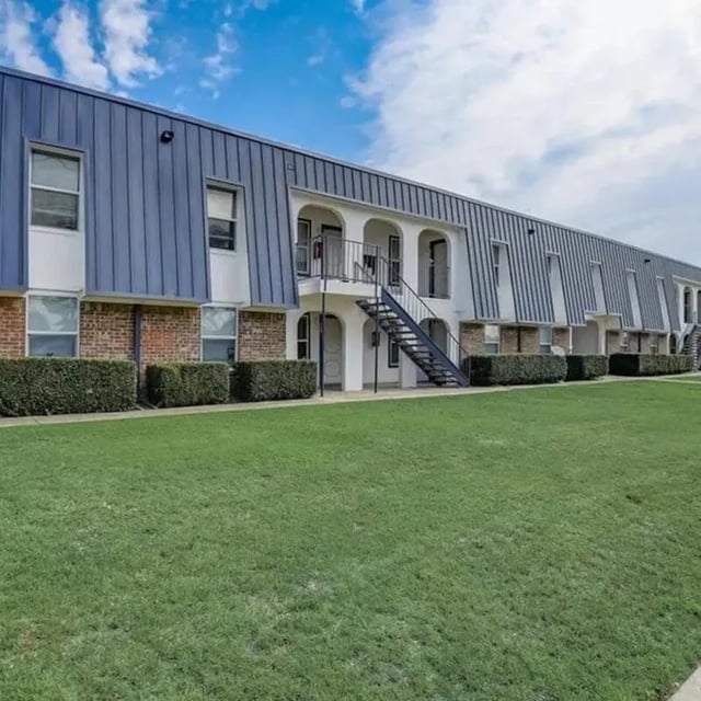 Apartment building with stairs and lawn exterior at Starlite Apartments in Denton Student Accommodation