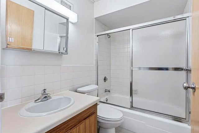 Sink toilet bathtub medicine cabinet Bathroom at Chateau Student Housing Co-op in Minneapolis Student Accommodation