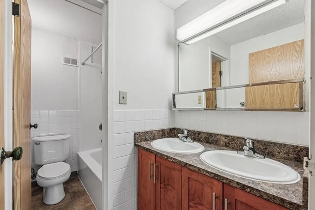 Double sink vanity toilet and bathtub bathroom at Chateau Student Housing Co-op in Minneapolis Student Accommodation