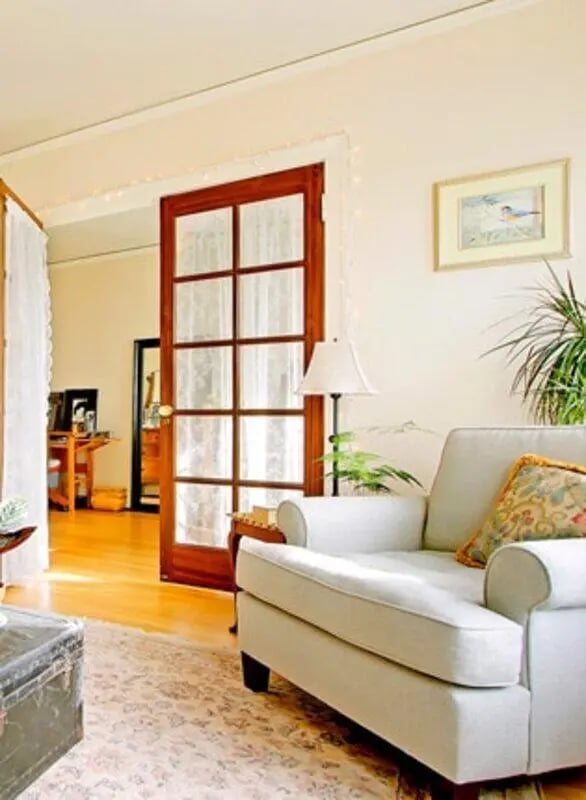 Couch lamp plants picture wooden door living room at Commodore Duchess Apartments in Seattle Student Accommodation