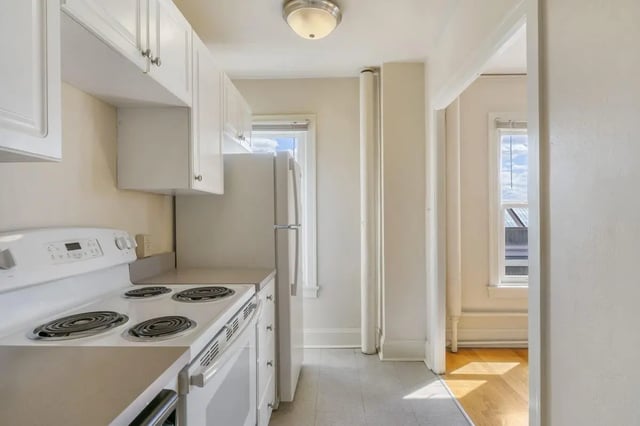 White stove refrigerator cabinets above kitchen at Commodore Duchess Apartments in Seattle Student Accommodation