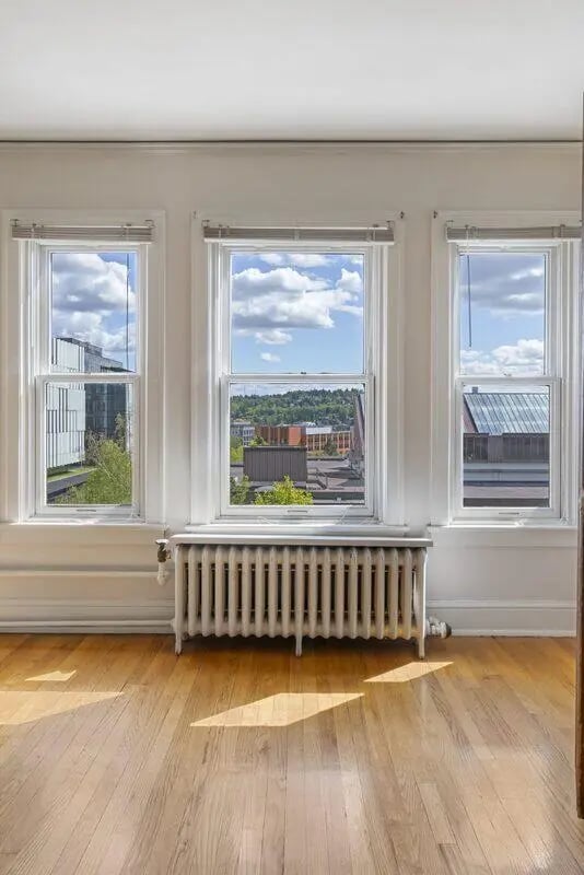 Three windows with view and radiator Living room at Commodore Duchess Apartments in Seattle Student Accommodation