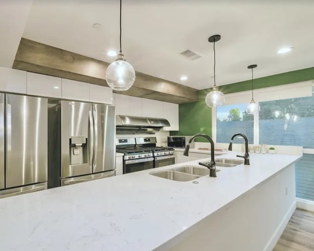 Modern kitchen with stainless steel appliances and island kitchen at 1360 W 35th St in Los Angeles Student Accommodation