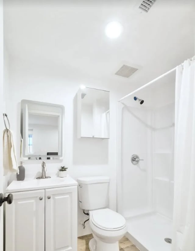 White vanity toilet shower curtain bathroom at 1360 W 35th St in Los Angeles Student Accommodation