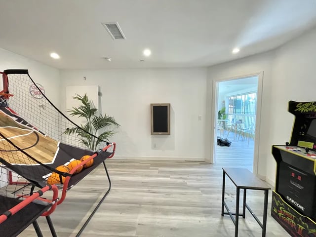 Basketball arcade machine and seating area Game room at 1476 W 35th St in Los Angeles Student Accommodation