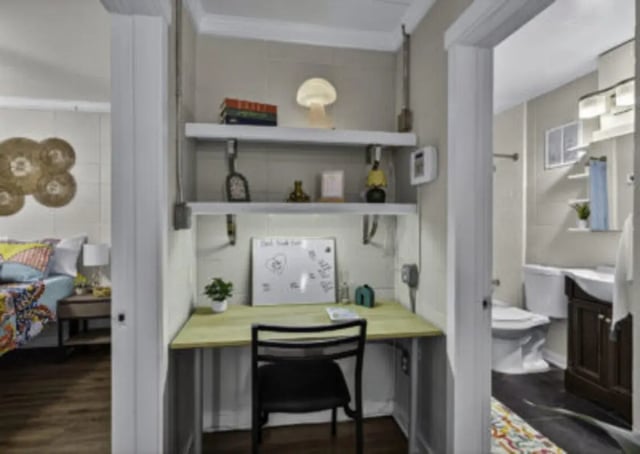 Desk with whiteboard and chair study area at 759 Basin LLC in Tallahassee Student Accommodation