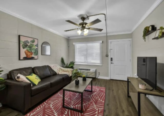Sofa coffee table and TV living room at 759 Basin LLC in Tallahassee Student Accommodation