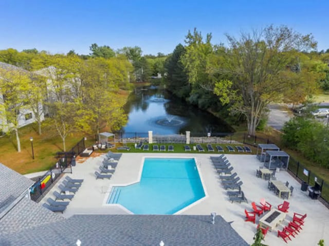 Swimming pool with lounge chairs and tables exterior at East Knolls Apartment in East Lansing Student Accommodation