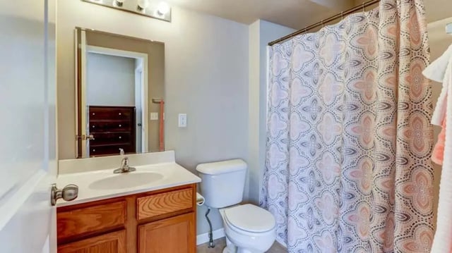 Sink toilet vanity shower curtain bathroom at 900 on Park Apartments in Carbondale Student Accommodation