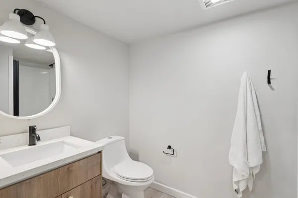 Sink toilet mirror and towel Bathroom at Juno Studios in Seattle Student Accommodation