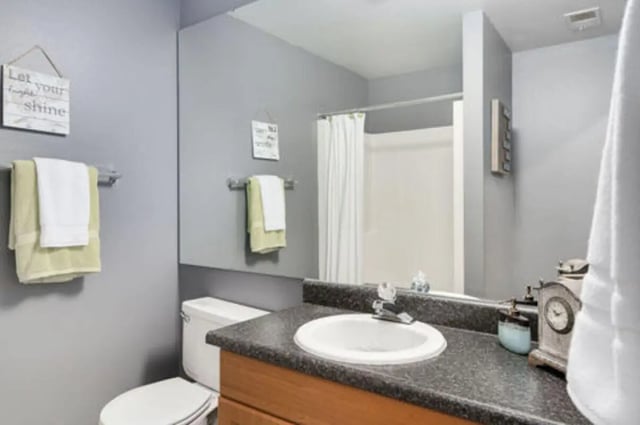 Toilet sink and shower curtain bathroom at Arbor Glen Apartments in East Lansing Student Accommodation