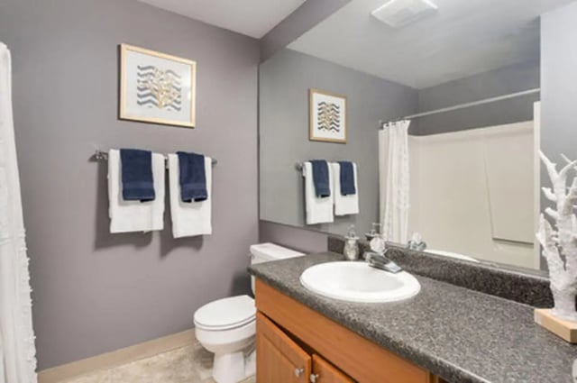 Toilet sink and towels in clean bathroom at Arbor Glen Apartments in East Lansing Student Accommodation