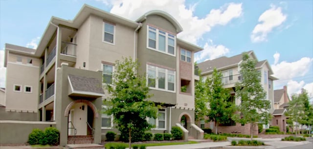Multi-story apartments with balconies and trees exterior at Heritage Oaks Luxury Apartments in Gainesville Student Accommodation