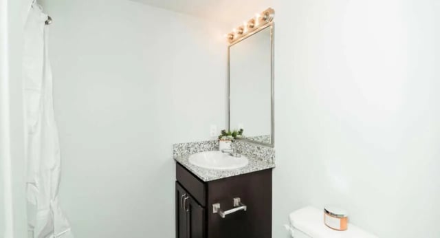 Sink vanity mirror shower curtain toilet bathroom at MadisonVue Apartments in Springfield Student Accommodation