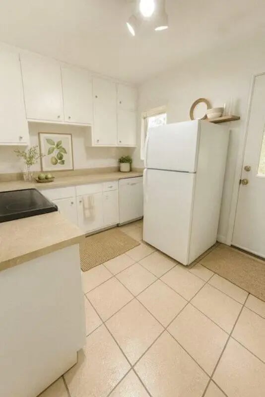 White refrigerator stove cabinets dishwater mats kitchen at Villa Bella Vista in Tallahassee Student Accommodation