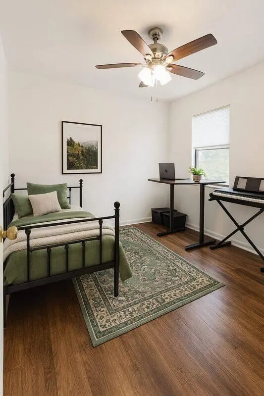 Bed ceiling fan desk keyboard and rug bedroom at Villa Bella Vista in Tallahassee Student Accommodation