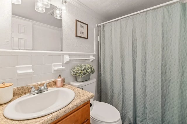 Sink toilet shower curtain and decor Bathroom at Villa Capri Apartments in Tallahassee Student Accommodation