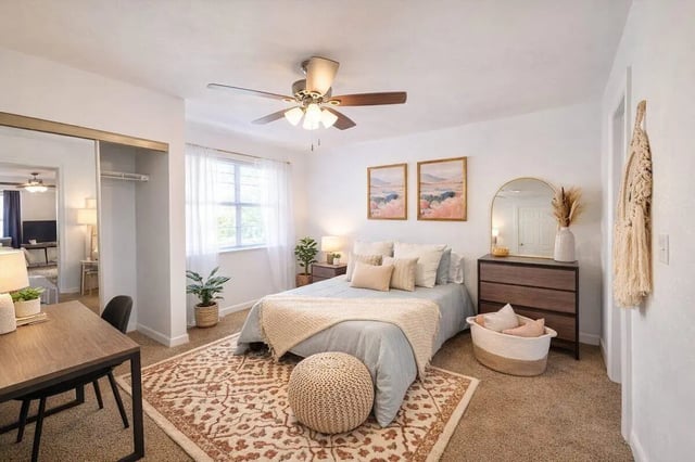 Bed with desk and closet Bedroom at Villa Cristina in Tallahassee Student Accommodation