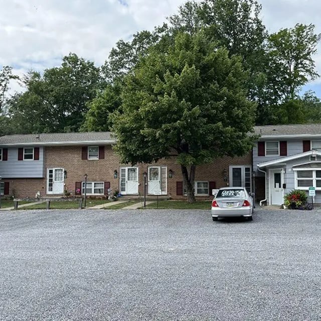 Townhouses with cars and trees exterior at The Apartment Store in State College Student Accommodation