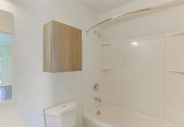 Toilet cabinet bathtub and shower Bathroom at Montclair Apartments in Seattle Student Accommodation