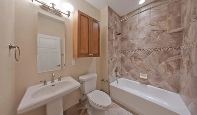 Sink toilet bathtub with tiled shower Bathroom at Greystone Luxury Apartments in Gainesville Student Accommodation