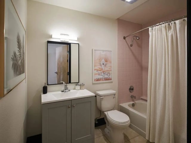 Sink toilet bathtub shower with curtain bathroom at Abigail Court in Gresham Student Accommodation