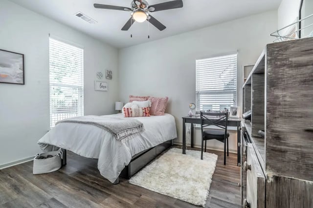 Bed desk and rug with storage bedroom at Boulevard in Milledgeville Student Accommodation