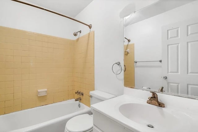 Bathtub sink toilet shower yellow tiles bathroom at Barristers Hall in Macon Student Accommodation