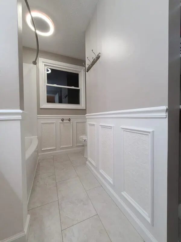 White wainscoting and tiled floor bathroom at 142 Ashley St - Ashley House Apartments in Dayton Student Accommodation
