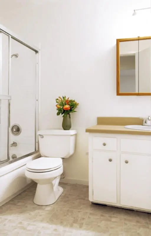 Toilet shower and vanity with flowers bathroom at Berkshire Terrace in Goleta Student Accommodation