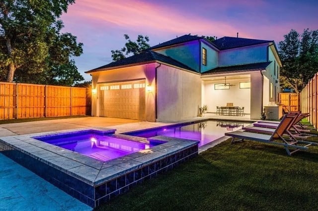 Pool and spa with lounge chairs outside exterior at Carpediem Homes in Dallas Student Accommodation