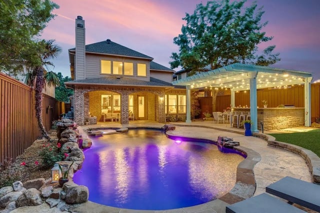 Pool patio with bar and lights exterior at Carpediem Homes in Dallas Student Accommodation