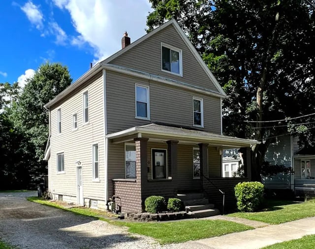 Two-story house with porch exterior at Braymor Student Housing in Akron Student Accommodation