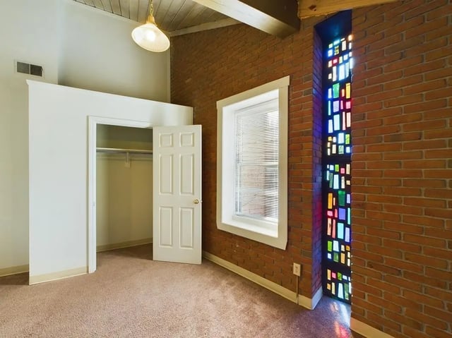 Closet open white door blinds stained glass bedroom at Beacon Hill Apartments in Muncie Student Accommodation