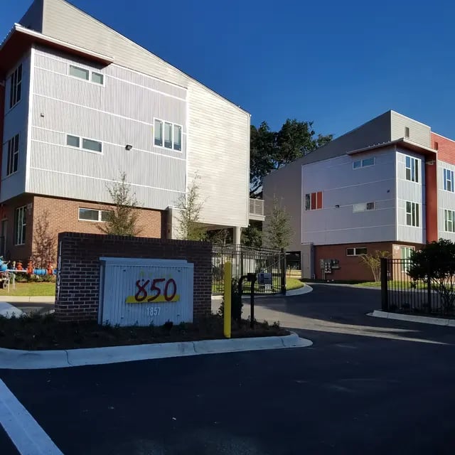 Brick sign with 850 number exterior at Arive850 in Tallahassee Student Accommodation