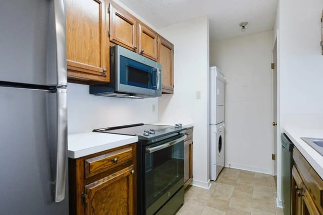 Refrigerator stove microwave washer dryer kitchen at Beau Chene Condominiums, Inc in Baton Rouge Student Accommodation