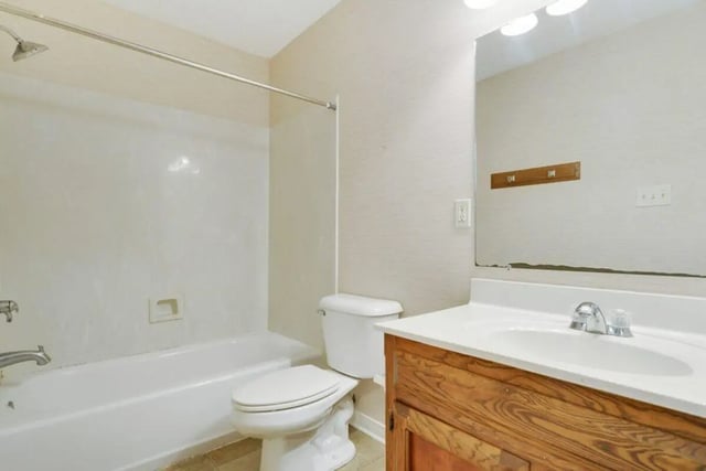 Toilet bathtub sink and mirror bathroom at Beau Chene Condominiums, Inc in Baton Rouge Student Accommodation