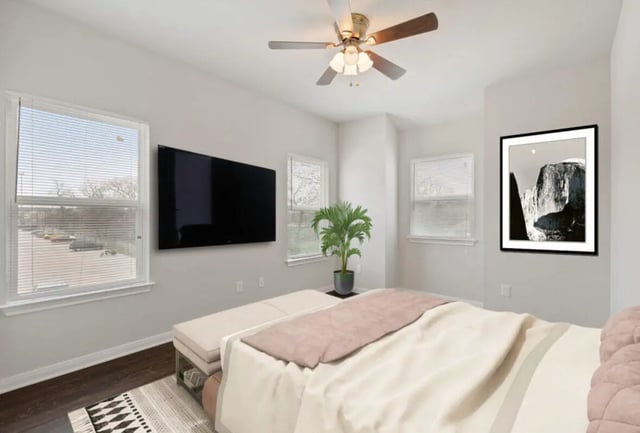 Bed tv plant picture ceiling fan bedroom at Black Bear Village in Waco Student Accommodation