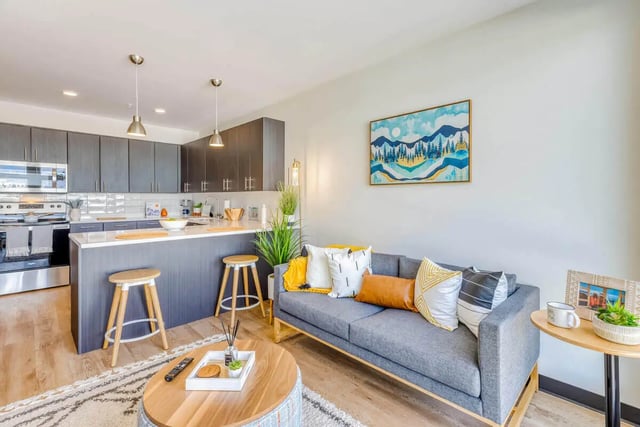 Sofa kitchen island and stools living room at Stateside in Bellingham Student Accommodation