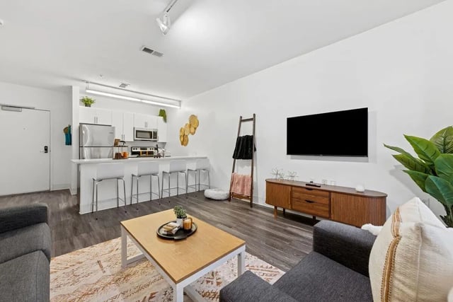 Kitchen living area with couch and TV living room at Slate at 901 in Knoxville Student Accommodation