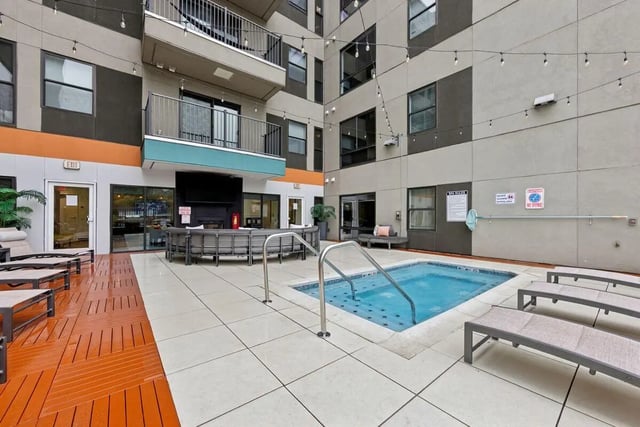Hot tub lounge chairs and outdoor seating area swimming pool at Slate at 901 in Knoxville Student Accommodation