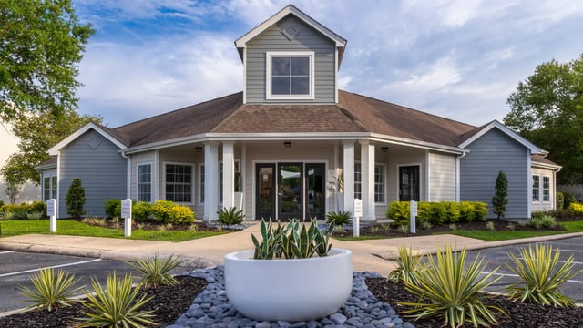 Building entrance with columns and landscaping Exterior at Maison Burbank in Baton Rouge Student Accommodation