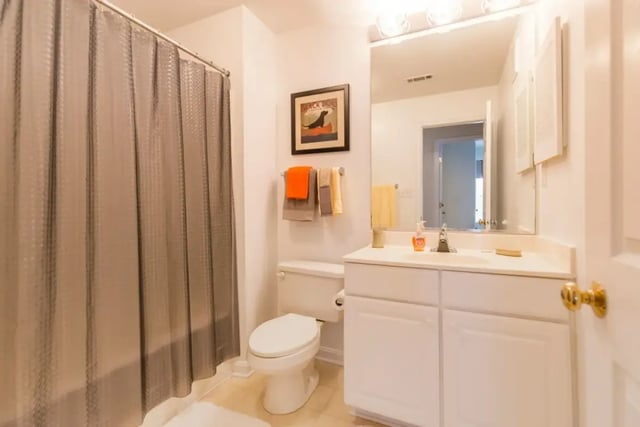 Toilet sink towels and shower curtain bathroom at Belmont Landing in Farmville Student Accommodation