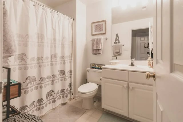 Elephant shower curtain vanity sink toilet bathroom at Belmont Landing in Farmville Student Accommodation