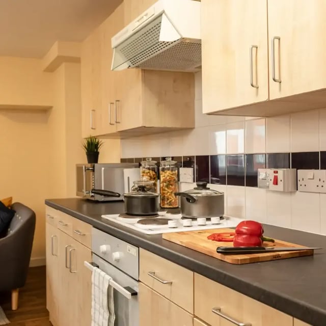 Cookware and peppers on kitchen counter kitchen at Belgrave View in Birmingham Student Accommodation