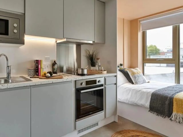 Kitchenette with microwave oven and bed bedroom at View Studios in London Student Accommodation