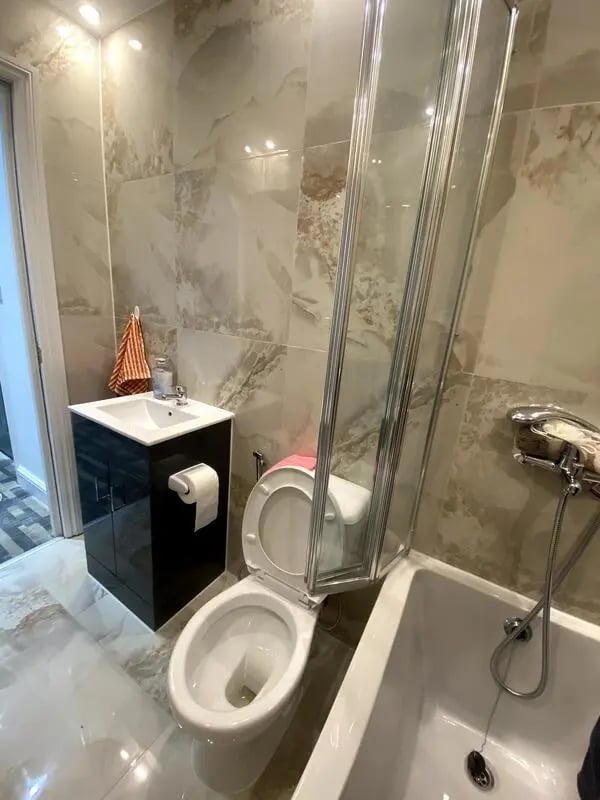 Toilet sink bathtub with glass door bathroom at E7 8PF, Shaftsbury Rd, London in London Student Accommodation