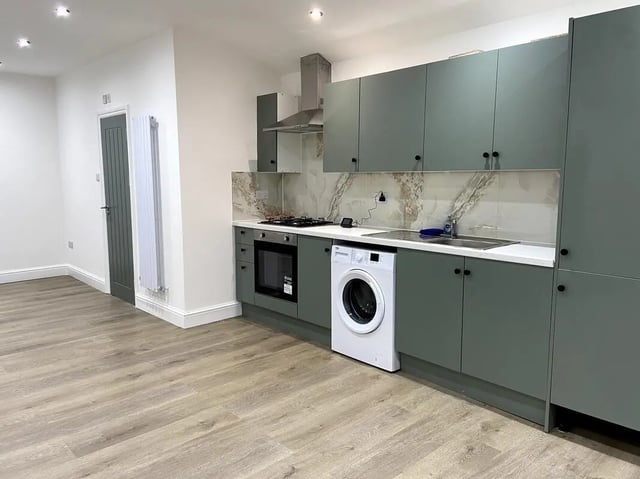Kitchen with washing machine and oven at E7 8PF, Shaftsbury Rd, London in London Student Accommodation